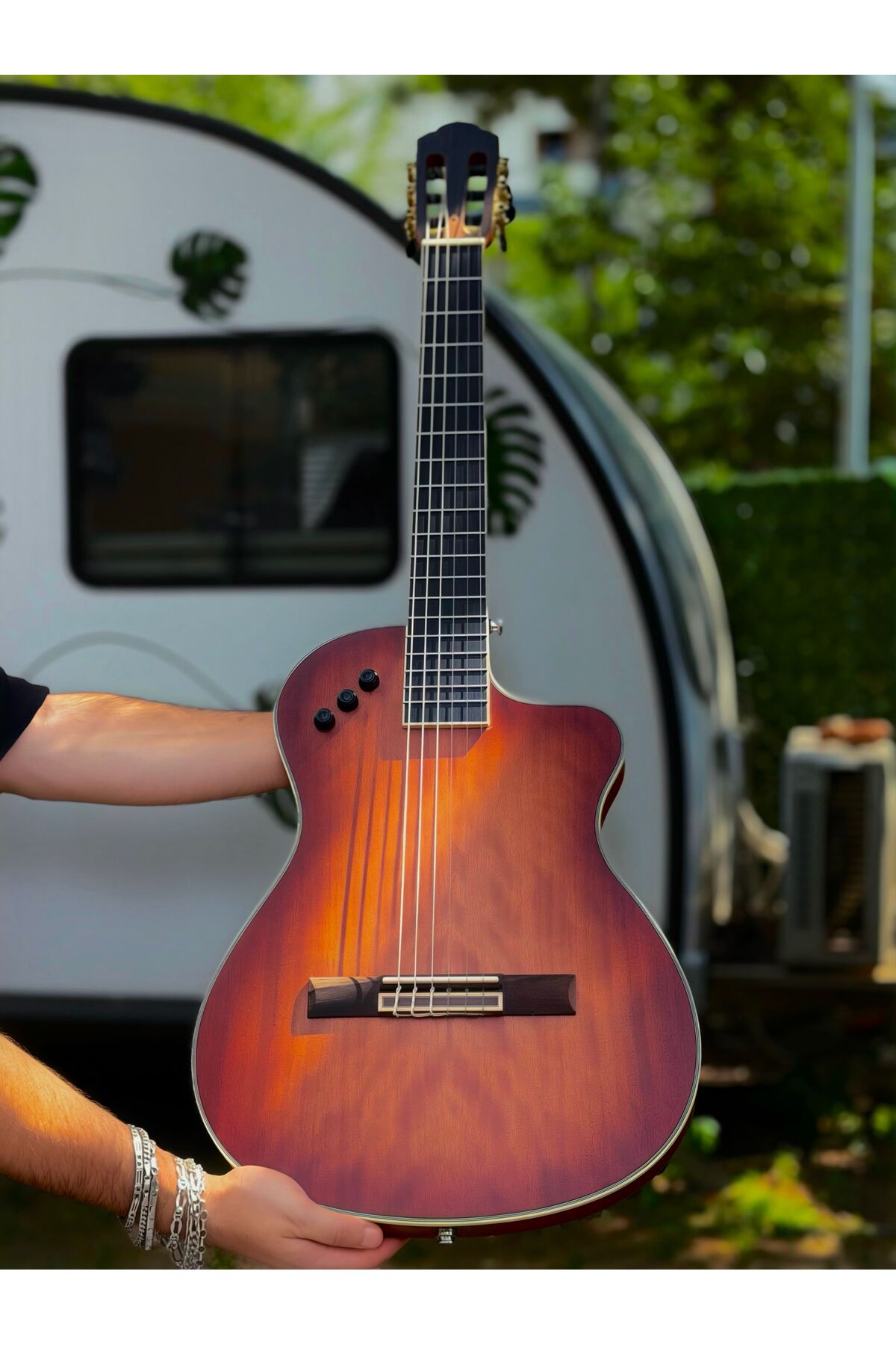 Stage Series – İnce Kasa (Thinline) Profesyonel Elektro Klasik Sahne Gitarı